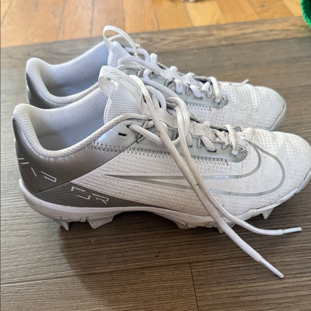 Nike White and Silver Sports Cleats